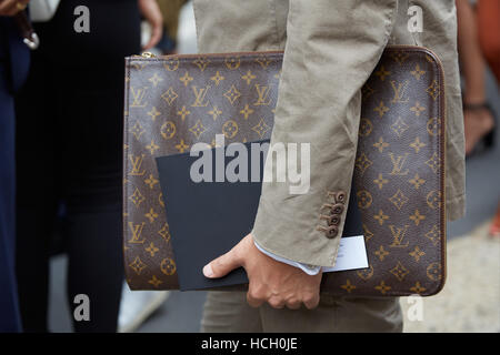 Louis Vuitton Mann Tasche Jeans Lederjacke Stockfotografie - Alamy