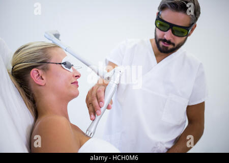 Patientin immer rf heben Verfahren Stockfoto