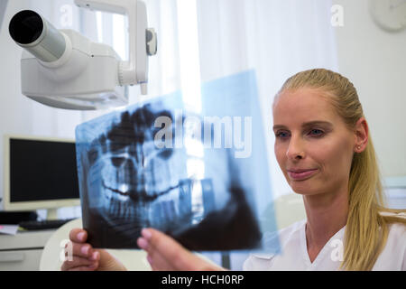 Zahnarzt dental x-ray Platte zu betrachten Stockfoto