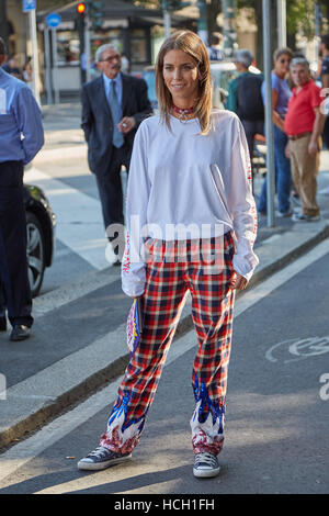 Frau mit roten und schwarzen karierten Hosen vor Jil Sander Fashion Show, Milan Fashion Week Streetstyle ab September 2016. Stockfoto