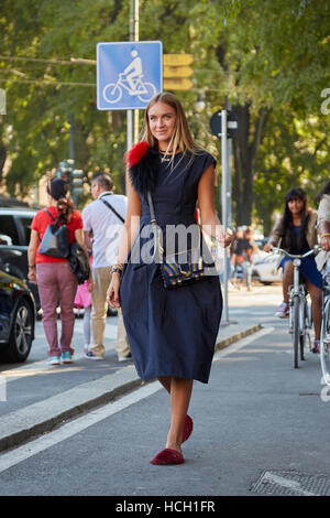 Frau mit vor Jil Sander Fashion Show in Mailand Fashion Week Streetstyle am 24. September 2016 in Mailand. Stockfoto