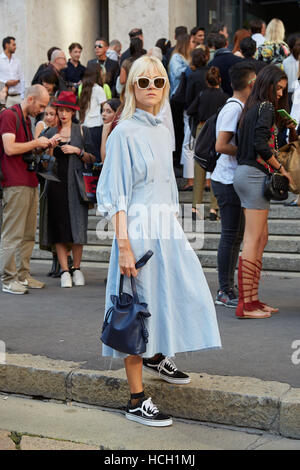 Linda Tol bevor Salvatore Ferragamo Modenschau, Milan Fashion Week Streetstyle am 25. September 2016 in Mailand. Stockfoto