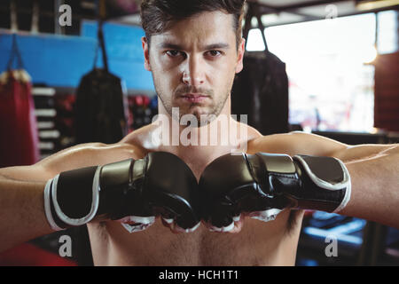 Boxer, die Durchführung einer Boxen-Haltung Stockfoto