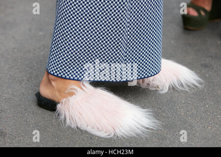 Frau mit rosa Fell Schuhe und Hose schwarz / weiß Muster vor Max Mara Fashion Show in Mailand Fashion Week Streetstyle. Stockfoto