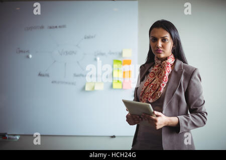 Geschäftsfrau Betrieb digital-Tablette Stockfoto