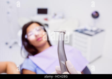 Nahaufnahme der Zahnarzt dental Handstück halten Stockfoto