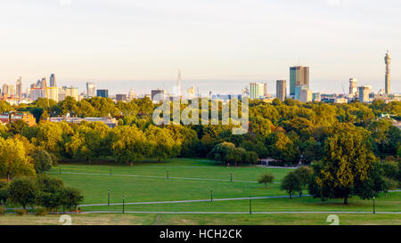 Londoner Stadtbild von Primrose Hill bei Sonnenuntergang gesehen Stockfoto