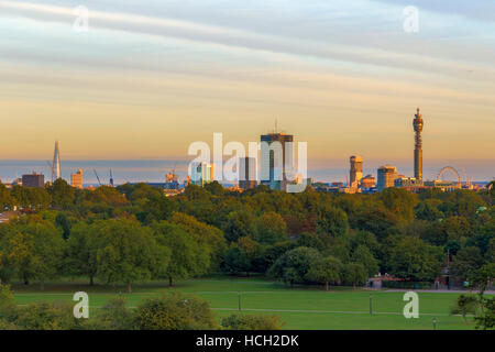 Londoner Stadtbild von Primrose Hill bei Sonnenuntergang gesehen Stockfoto