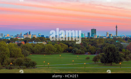 Londoner Stadtbild von Primrose Hill bei Sonnenuntergang gesehen Stockfoto