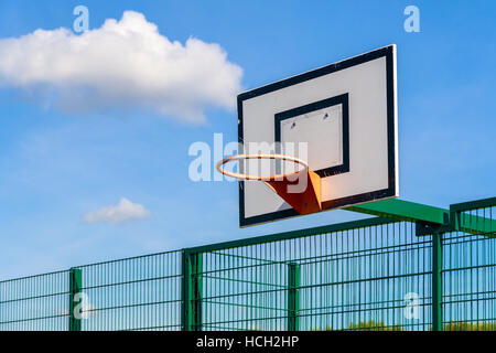 Öffentliche Outdoor-Basketball-Backboard mit hoop Stockfoto