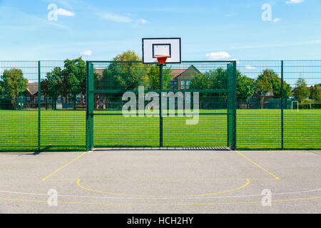 Öffentliche Basketballfeld im Freien in einem park Stockfoto