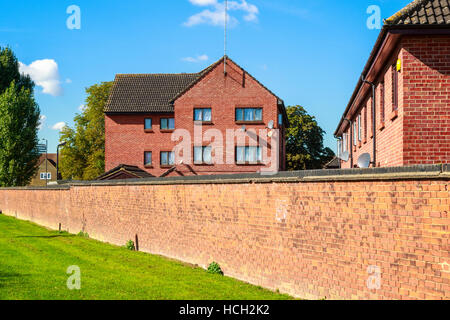 Englisch aus rotem Backstein Wohnblock Stockfoto