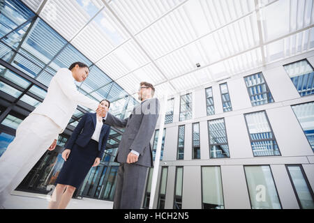 Geschäftsmann Händeschütteln mit Kollegen Stockfoto