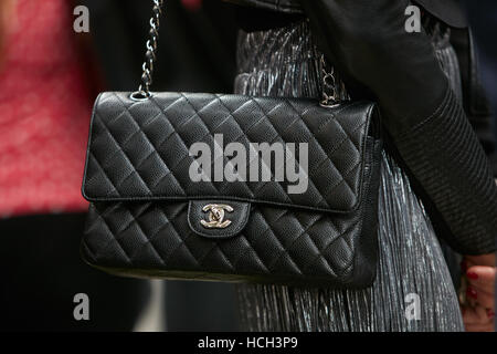 Frau mit schwarzen Chanel Ledertasche vor Giorgio Armani-Modenschau, Milan Fashion Week Streetstyle am 23. September 2016. Stockfoto