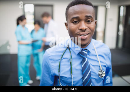 Arzt im Krankenhausflur stehen Stockfoto