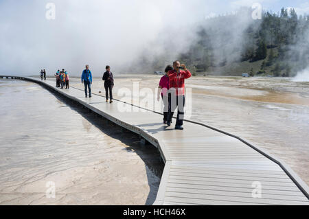 Teton County, Wyoming: Besucher entlang der Promenade am Grand Bildobjekte Spring im Yellowstone National Park. Stockfoto