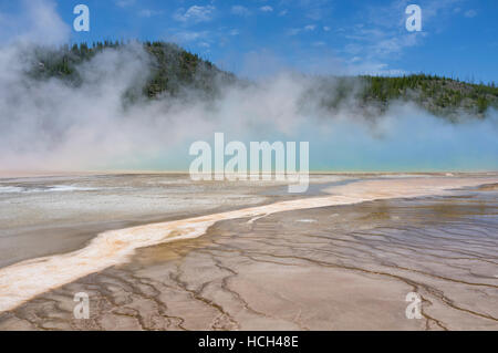 Teton County, Wyoming: Blauer Dampf steigt von Grand Bildobjekte Spring im Yellowstone National Park. Stockfoto