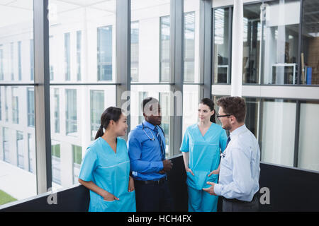 Ärzte und Krankenschwester, die miteinander interagieren Stockfoto