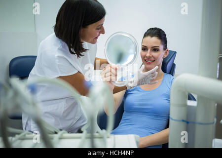 Arzt Untersuchung weiblichen Patienten Gesicht Stockfoto