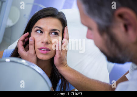 Arzt Patienten Haut nach kosmetischen Behandlung prüfen Stockfoto