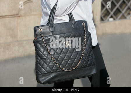 Frau mit schwarzem Leder, Chanel Tasche, bevor Giamba Modenschau, Milan Fashion Week Streetstyle am 23. September 2016 in Mailand. Stockfoto