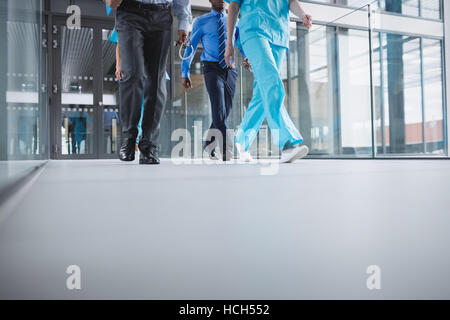 Ärzte und Krankenschwestern, die rauschenden für Notfall Stockfoto