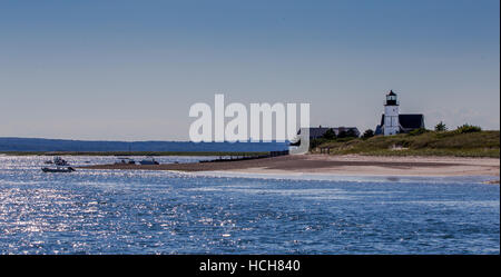 Sandy Hals Leuchtturm in der Nähe von Barnstable, Massachusetts mit ruhiger See und blauer Himmel Stockfoto