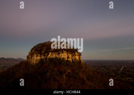 Höhepunkt der Pilot Bigmountain in North Carolina, USA mit Sonnenuntergang rosa Wolken und Lichter von Autos auf einer Autobahn in der Ferne Stockfoto