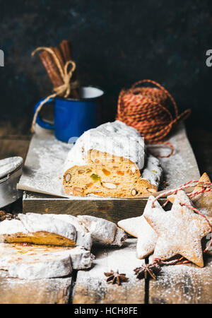 Traditionelle deutsche Weihnachtskuchen Stollen mit festlichen Lebkuchen, Tiefenschärfe, dunkle Blau Grunge Hintergrund Textfreiraum Stockfoto