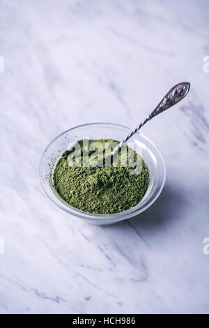 Matcha-Grüntee-Pulver in eine kleine Glasschale Stockfoto