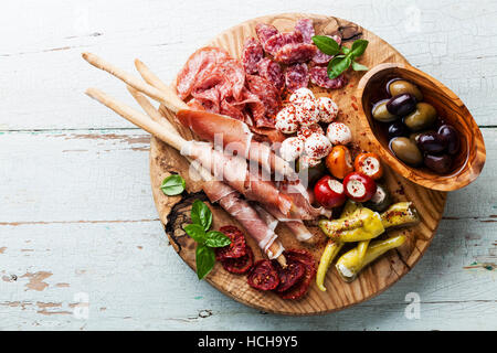 Antipasti Teller kalte Fleischplatte mit Grissini Brot klebt auf hölzernen Hintergrund Stockfoto