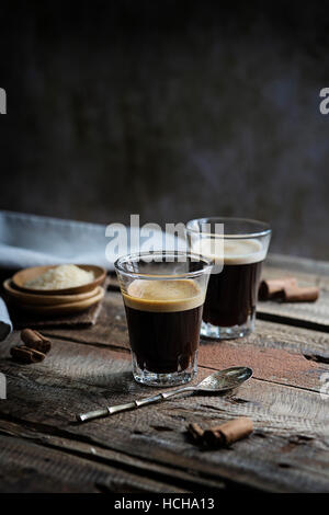 Brille von Espresso am rustikalen Tisch Stockfoto