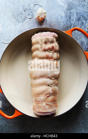 Bereit zum italienischen Porchetta in einer Pfanne garen. Ansicht von oben Stockfoto