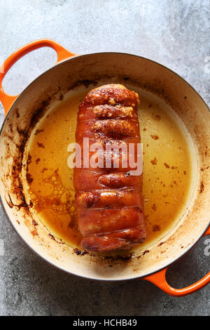 Geröstete italienische Porchetta auf Pfanne. Ansicht von oben Stockfoto