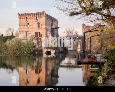 Reflexionen der alten Brücke im Wasser des Mincio-Flusses bei Borghetto, Valeggio Sul Mincio, schöne Stadt im Norden Italiens. Stockfoto