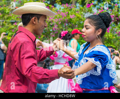 Salvadorianischen Tänzer während der Blüte & Palm-Festival in Panchimalco, El Salvador Stockfoto