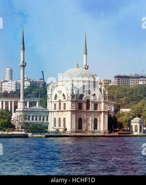 Foto-schöne Moschee Ortakoy in Istanbul auf dem Wasser Stockfoto