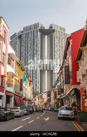 Ansicht der Keong Saik Road in Singpapore Chinatown mit dem Pinnacle @ Duxton, ein 50-stöckiges Gebäude im Hintergrund. Singapur. Stockfoto