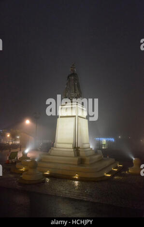 Königin-Mutter Square, Verkehrssysteme, Dorset, UK.  8. Dezember 2016.  Großbritannien Wetter.  Nebel in Verkehrssysteme an der Statue der Königin-Mutter Königin Mutter Platz in Dorset.  Die Statue der Königin-Mutter wurde bei einem Besuch von der Königin am 27. Oktober 2016 vorgestellt.  Foto von Graham Hunt/Alamy Live-Nachrichten Stockfoto