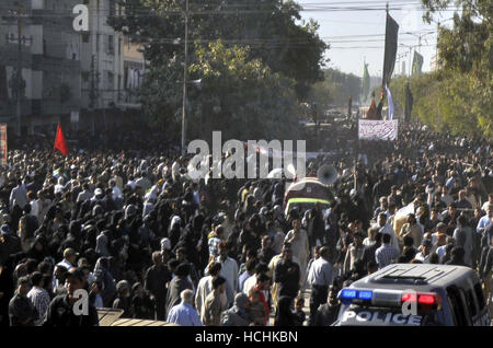 Prozession der "Chup - Tazia" sind schiitischen Trauergemeinde beteiligt, da sie Tag des Martyriums des Imam Hassan Askari (A.S), im alten Rizvia-Bereich von Karachi auf Donnerstag, 8. Dezember 2016 auf der Stelle treten. Stockfoto