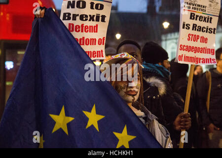 London, UK. 8. Dezember 2016.  Eine Anti-Brexit Demonstrant hält eine EU-Flagge vor dem obersten Gericht in London nach dem letzten Tag des viertägigen Anhörung. Bildnachweis: Thabo Jaiyesimi/Alamy Live-Nachrichten Stockfoto