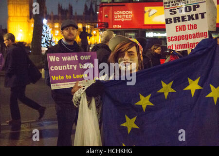 London, UK. 8. Dezember 2016.  Ein anti-Brexit und pro Brexit Demonstranten vor dem obersten Gericht in London nach dem letzten Tag des viertägigen Anhörung. Bildnachweis: Thabo Jaiyesimi/Alamy Live-Nachrichten Stockfoto