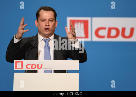 Hamburg, Deutschland. 8. Dezember 2016. Roland Heintze (CDU), Vorsitzender der CDU in Hamburg, in der Bürger Haus während einer Sitzung des CDU-Vertreter aus dem Bundesland Hamburg, Deutschland, 8. Dezember 2016. Die CDU ist zu entscheiden, welche Kandidaten bei der Bundestagswahl in Deutschland im Jahr 2017 aufzufangen. Foto: Axel Heimken/Dpa/Alamy Live News Stockfoto