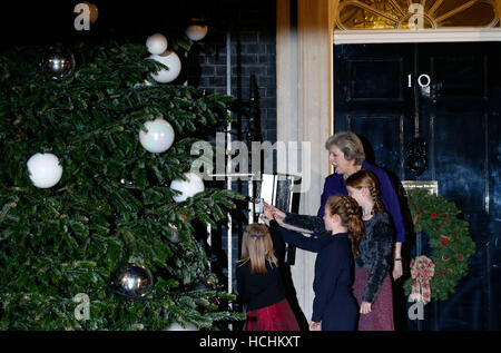 London, UK. 8. Dezember 2016. Wohltätigkeitsorganisationen und eine lokale Schulchor in London. 8. Dezember 2016. Britische Premierminister Theresa schaltet Mai die Downing Street Weihnachtsbaum Lichter, mit Kindern, die von britischen Wohltätigkeitsorganisationen und eine lokale Schulchor in London, England am 8. Dezember 2016 nominiert. Bildnachweis: Han Yan/Xinhua/Alamy Live-Nachrichten Stockfoto