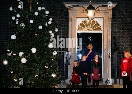 London, UK. 8. Dezember 2016. Wohltätigkeitsorganisationen und eine lokale Schulchor in London. 8. Dezember 2016. Der britische Premierminister Theresa bereitet Mai wechseln auf die Downing Street Weihnachtsbaum Lichter, mit Kindern, die von britischen Wohltätigkeitsorganisationen und eine lokale Schulchor in London, England am 8. Dezember 2016 nominiert. Bildnachweis: Han Yan/Xinhua/Alamy Live-Nachrichten Stockfoto