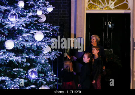 London, UK. 8. Dezember 2016. Wohltätigkeitsorganisationen und eine lokale Schulchor in London. 8. Dezember 2016. Britische Premierminister Theresa schaltet Mai die Downing Street Weihnachtsbaum Lichter, mit Kindern, die von britischen Wohltätigkeitsorganisationen und eine lokale Schulchor in London, England am 8. Dezember 2016 nominiert. Bildnachweis: Han Yan/Xinhua/Alamy Live-Nachrichten Stockfoto