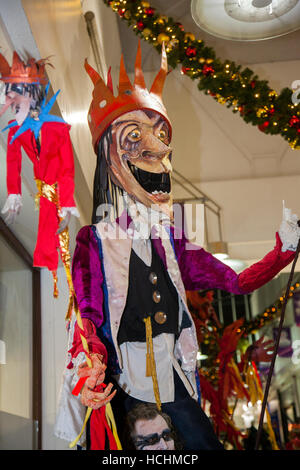 Chester, Großbritannien, 8. Dezember 2016. Pappmaché oder Papiermache, Charaktere, Gesichter und Figuren an Mid-Winter Watch Parade, Chester, die im 15. Jahrhundert Tradition der "Einrichten der Watch". Karamba Samba ein 'Ghost Band' führte eine Spaß-Parade von Skeletten, Engel und Teufel, wie sie die Wintersonnenwende gefeiert. Dieses Ereignis mit Tänzern, Feuer und Schwert bekämpft, stammt aus dem Jahr 1400, wo die Stadt Führer über die Tasten des Chester die Stadt ansehen. Stockfoto