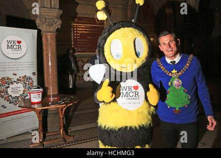 Manchester, UK. 8. Dezember 2016. Der Oberbürgermeister, Stadtrat Carl Austin-Behan und 'WE Love MCR' Nächstenliebe Maskottchen in der Town Hall, Manchester, 8. Dezember 2016 Credit: Barbara Koch/Alamy Live News Stockfoto