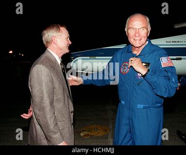 John F. Kennedy Space Center Direktor Roy Brücken (links) begrüßt STS-95 Nutzlast-Spezialist John H. Glenn Jr. nach seiner Ankunft auf einer t-38 Geschäftsreiseflugzeug auf der Shuttle Landing Facility am KSC am 6. Oktober 1998. Glenn, US-Senator von Ohio und der Rest der Crew sind am KSC in einem Terminal Countdown Demonstration Test (TCDT) teilnehmen. Die TCDT umfasst Missionsarbeit Einarbeitung, Ausbildung im Notausgang aus der Orbiter und Startrampe und eine simulierte Hauptmaschine Periodenabgrenzung. Die anderen Besatzungsmitglieder auf der Mission sind Mission Kommandant Curtis L. Brown; Pilot Steven W. Lind Stockfoto