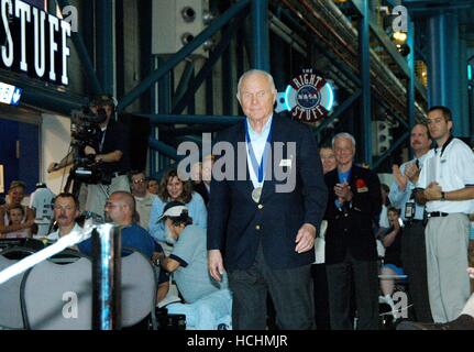 Vor der Induktion Zeremonie von fünf Raum Programm Helden in der US-Astronaut Hall Of Fame am Kennedy Space Center in Florida am 1. Mai 2004 ist ehemaliger Astronaut John Glenn Jr. mit Applaus begrüßt, da er als eine vorherige eingezogenes eingeführt wird. Einer der ursprünglichen Quecksilber sieben Astronauten Amerikas in 1962 er wurde der erste Amerikaner, der die Erde umkreisen. 26 Jahre später, im Alter von 77 Jahren verbrachte er neun Tage im Raum an Bord der Raumfähre Discovery. Die Preisverleihung fand am Apollo/Saturn V Center KSC statt. Credit: NASA über CNP /MediaPunch Stockfoto